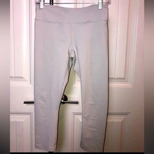Fabletics compression yoga capri leggings